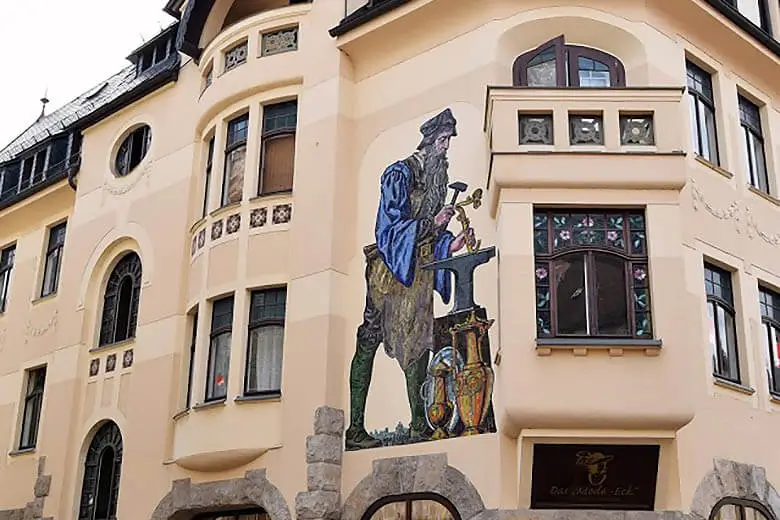 Glasmosaik eines Goldschiedes auf einem Jugendstilhaus